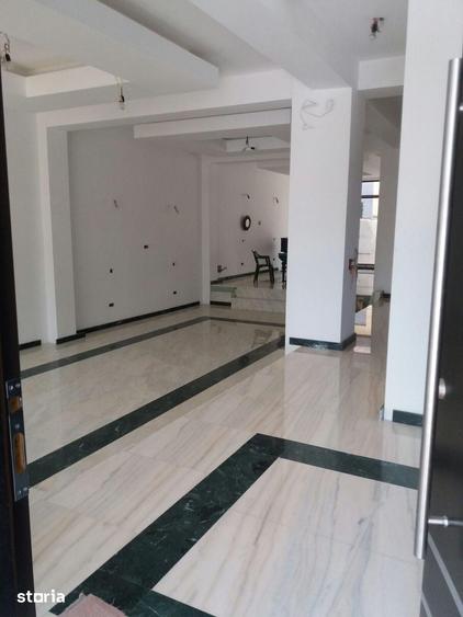 Spațiu comercial, de 400 mp, în Tei