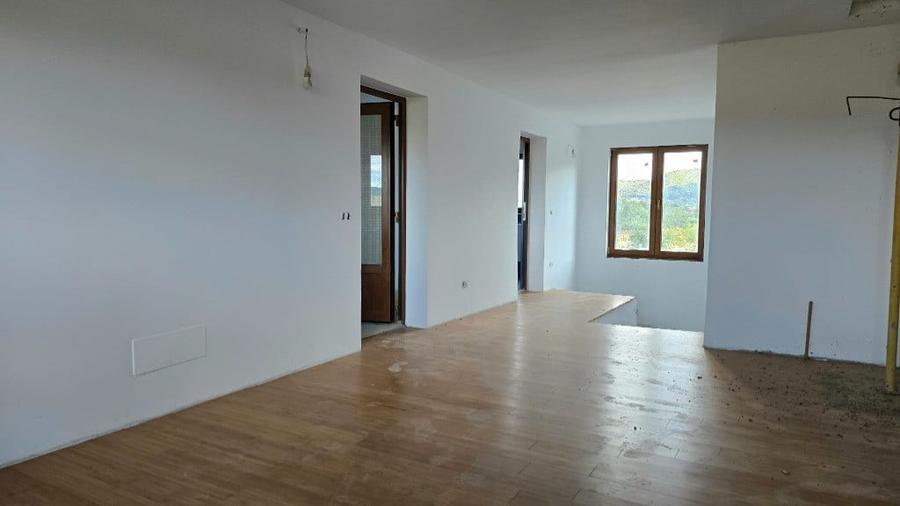 Casă cu 8 camere cu Teren 830 Mp în Brănișca