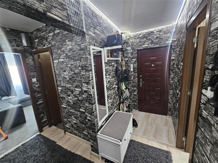 Apartament cu 3 camere decomandat, mobilat în Micro IV