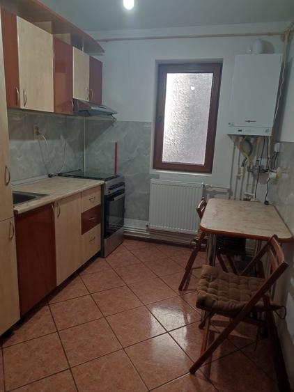 Apartament cu 3 camere semidecomandat în Sârbi