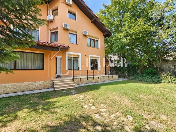 Casă cu 8 camere cu Teren 550 Mp în Iancu Nicolae