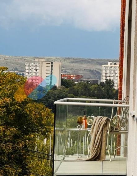 Apartament cu 3 camere semidecomandat, mobilat în Borhanci