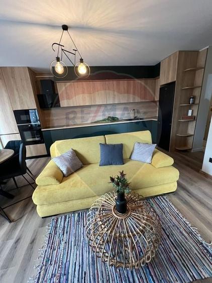 Apartament cu 3 camere semidecomandat, mobilat în Florești
