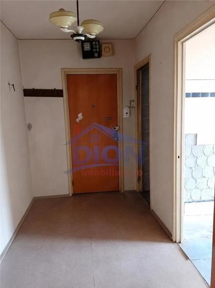 Apartament cu 3 camere semidecomandat în Rahova
