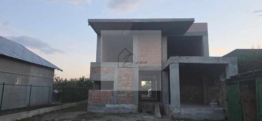 Casă individuală cu 6 camere cu Canalizare în Strejnicu