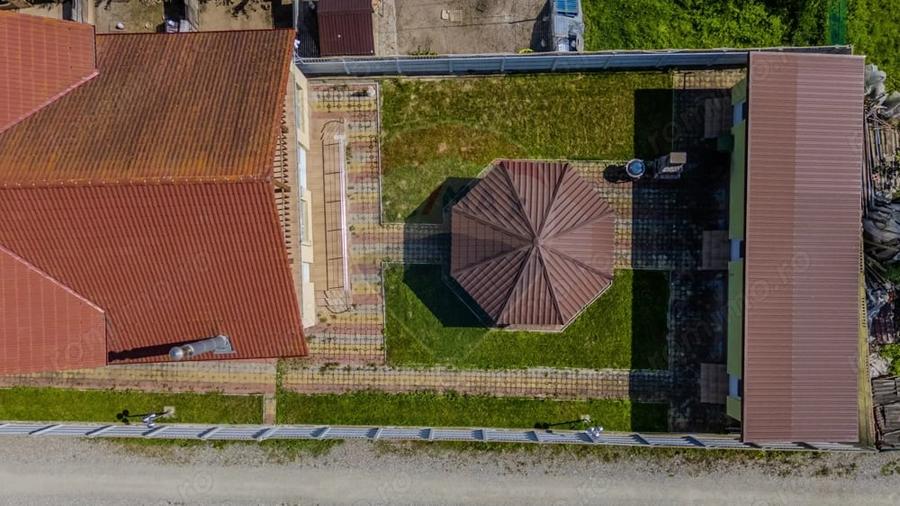 Casă cu 10 camere cu Teren 1074 Mp în Moieciu