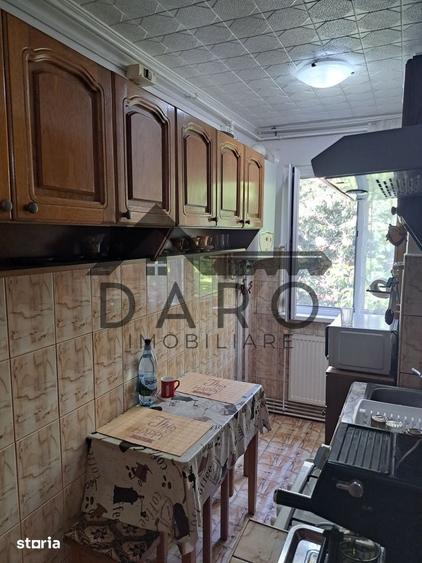 Apartament cu 3 camere semidecomandat în Dâmbu Pietros