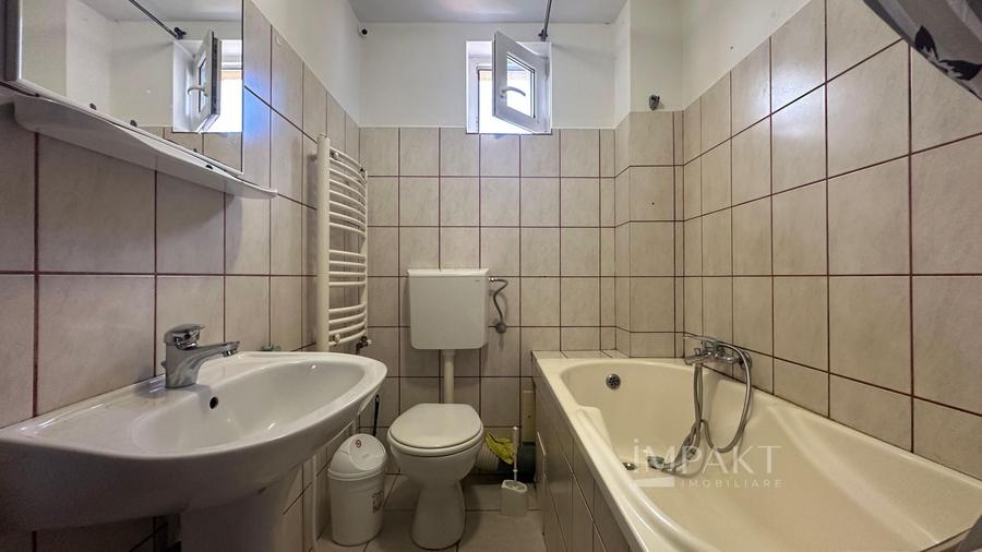 Casă individuală cu 10 camere decomandat cu Canalizare în Central