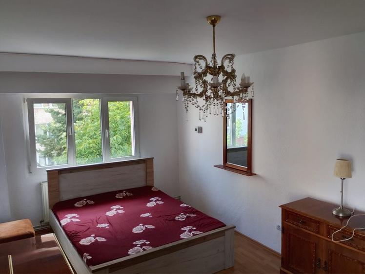 Apartament cu 3 camere decomandat în Exterior Vest
