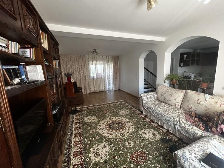 Casă cu 4 camere în Exterior Vest