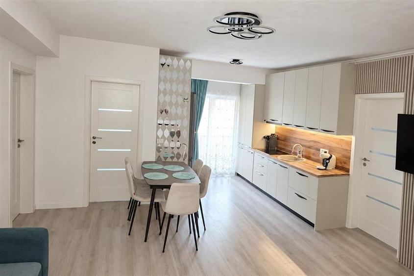Apartament cu 3 camere semidecomandat, mobilat în Industrial Vest