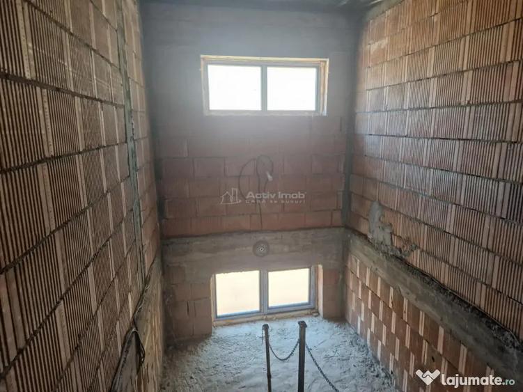 Casă cu 12 camere cu Teren 1000 Mp în Români