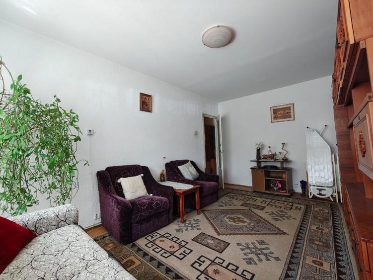 Apartament cu 3 camere în Mihai Bravu