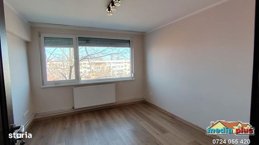 Apartament cu 3 camere semidecomandat în Micro 16