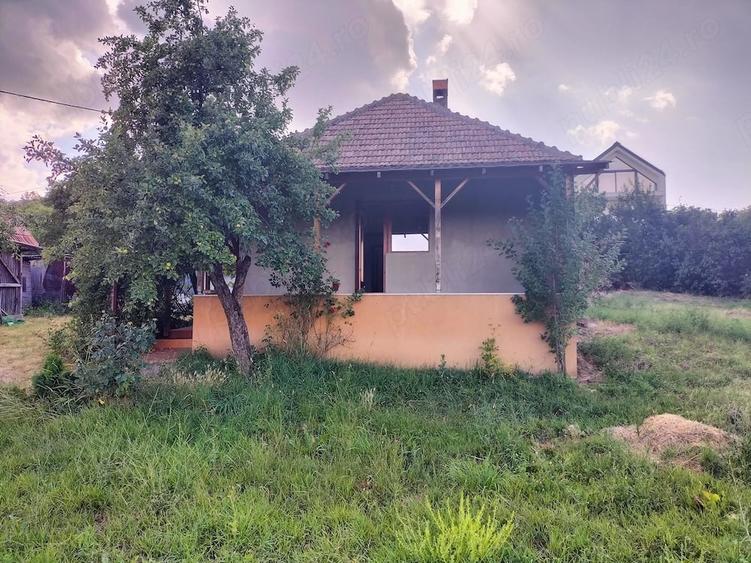 Casă cu Teren 1300 Mp în Dezmir