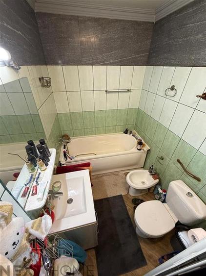 Casă cu 6 camere cu Canalizare în Central