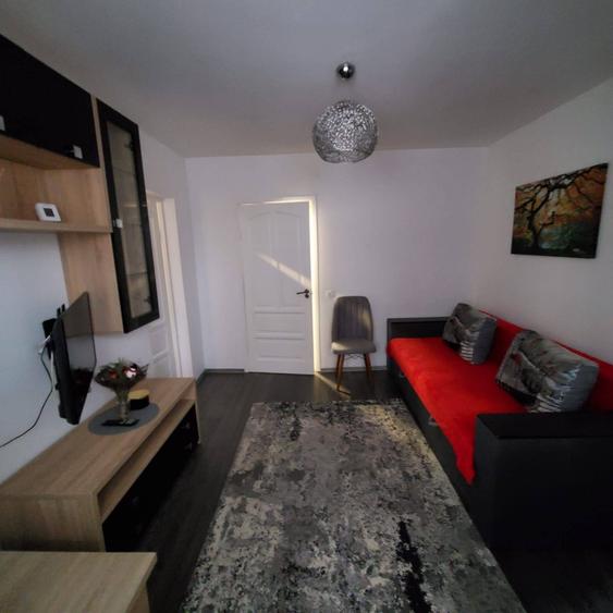 Apartament cu 2 camere semidecomandat, mobilat în Podu Roș