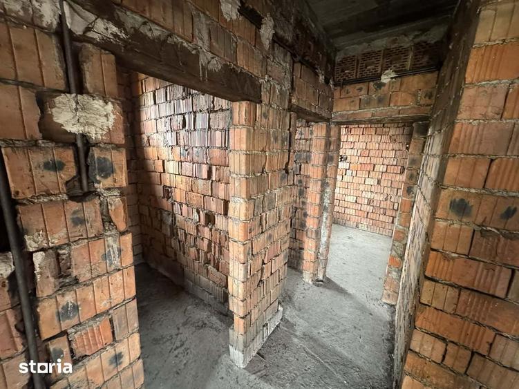Casă cu 8 camere cu Teren 622 Mp în Titulescu