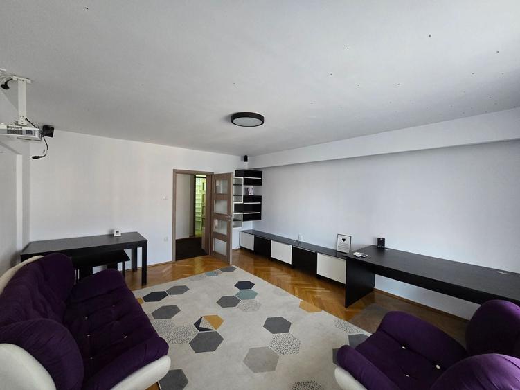 Apartament cu 3 camere decomandat, mobilat în Lipovei