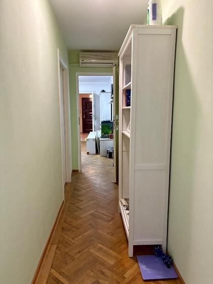 Apartament cu 3 camere semidecomandat în Berceni