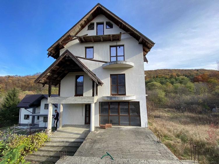 Casă cu 4 camere în Gârleni