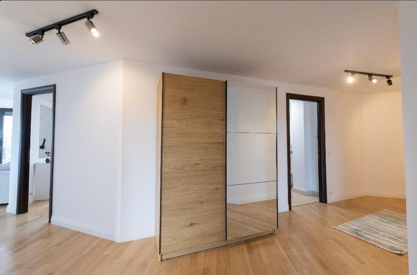 Apartament cu 4 camere semidecomandat, mobilat în Herăstrău
