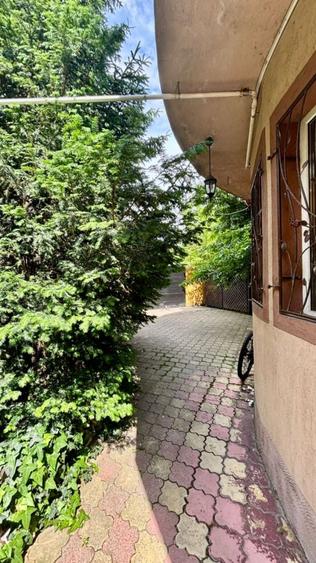 Casă individuală cu 8 camere cu Canalizare în Apărătorii Patriei
