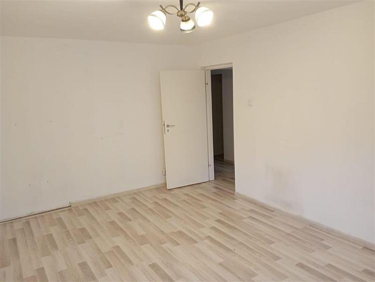 Apartament cu 3 camere decomandat în Aeroport