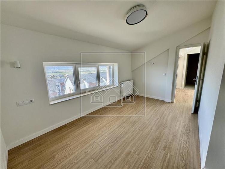 Penthouse cu 4 camere nedecomandat în Exterior Vest