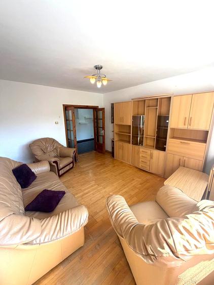 Apartament cu 3 camere decomandat în Sud