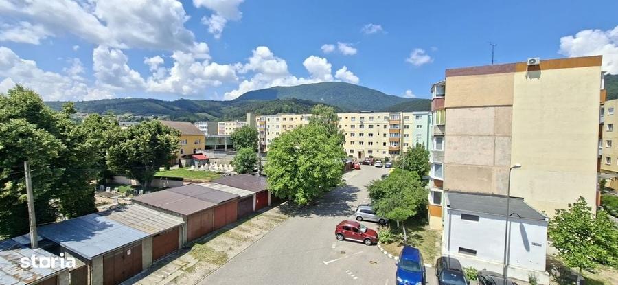 Apartament cu 4 camere decomandat în Central