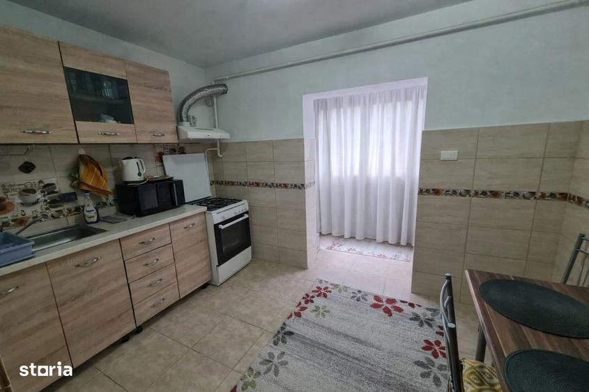Apartament cu 3 camere decomandat, mobilat în Nicolina