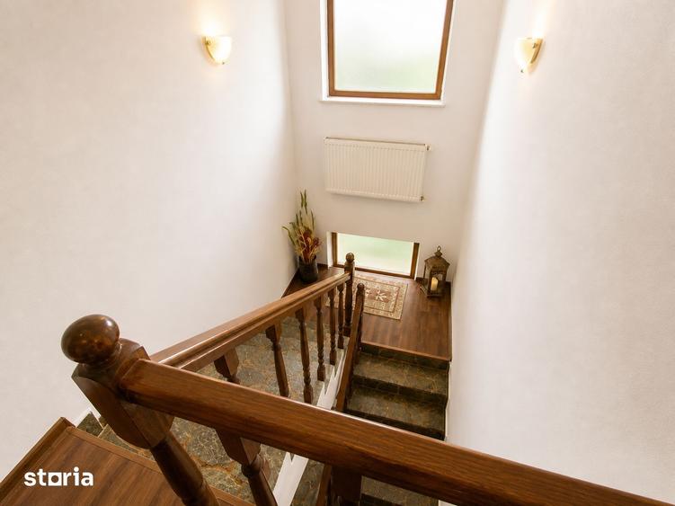 Casă cu 6 camere cu Teren 1000 Mp în Podu Roș