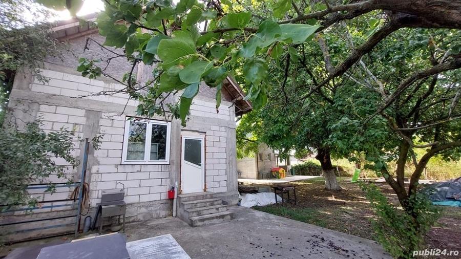 Casă cu 5 camere cu Teren 1073 Mp în Poienarii Burchii