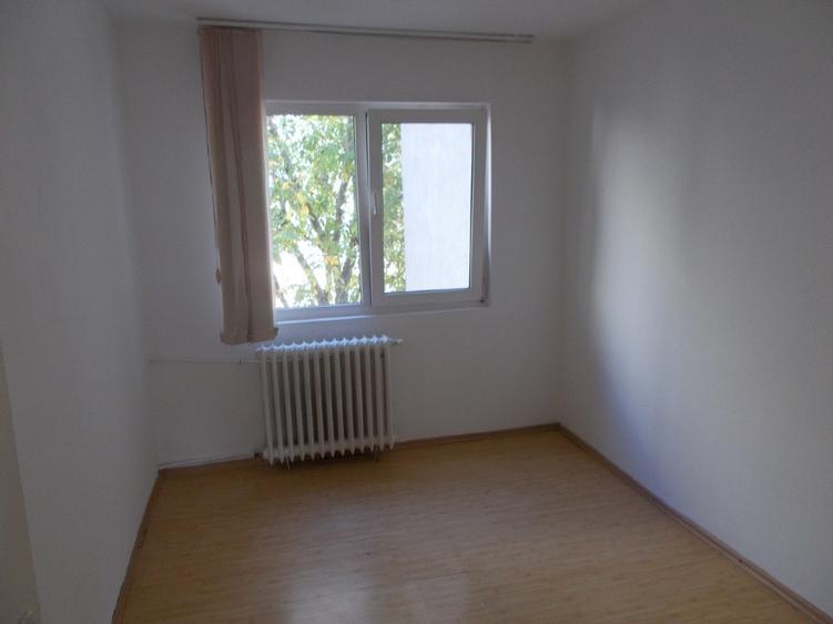 Apartament cu 3 camere semidecomandat în Șagului