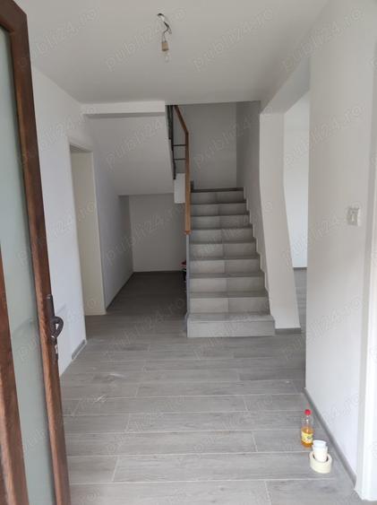 Casă cu 5 camere în Dumbrăvița
