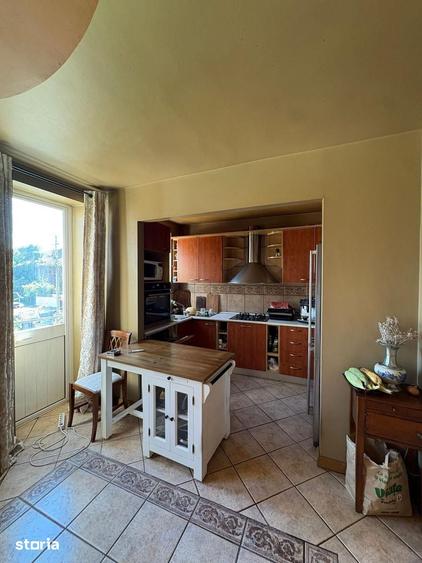 Casă cu 6 camere cu Teren 390 Mp în Tei