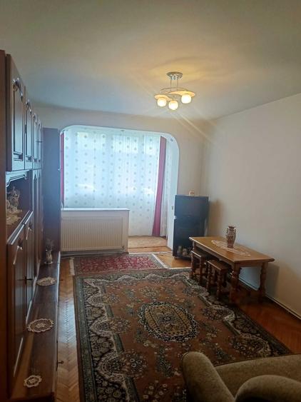 Apartament cu 3 camere decomandat în Exterior Vest