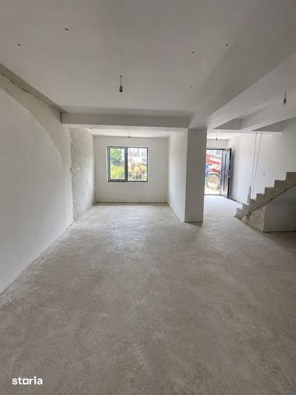 Casă cu 9 camere cu Teren 660 Mp în Domnești