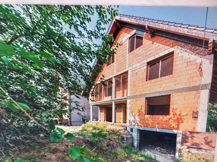 Casă individuală cu 5 camere cu Canalizare în Săcălaz