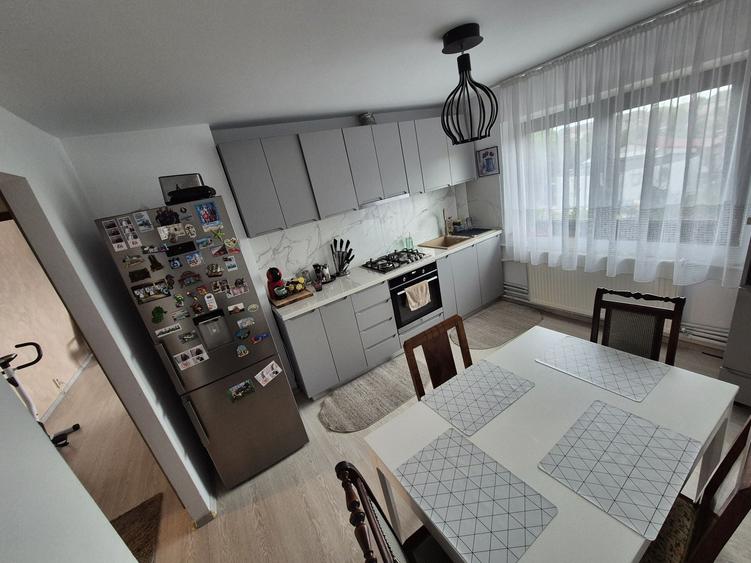 Apartament cu 4 camere decomandat în Ghermănești