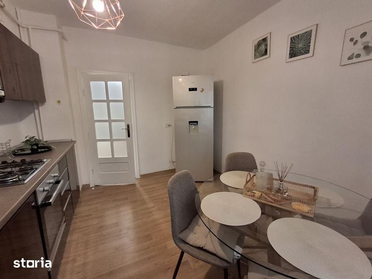 Apartament cu 3 camere decomandat, mobilat în Calea București