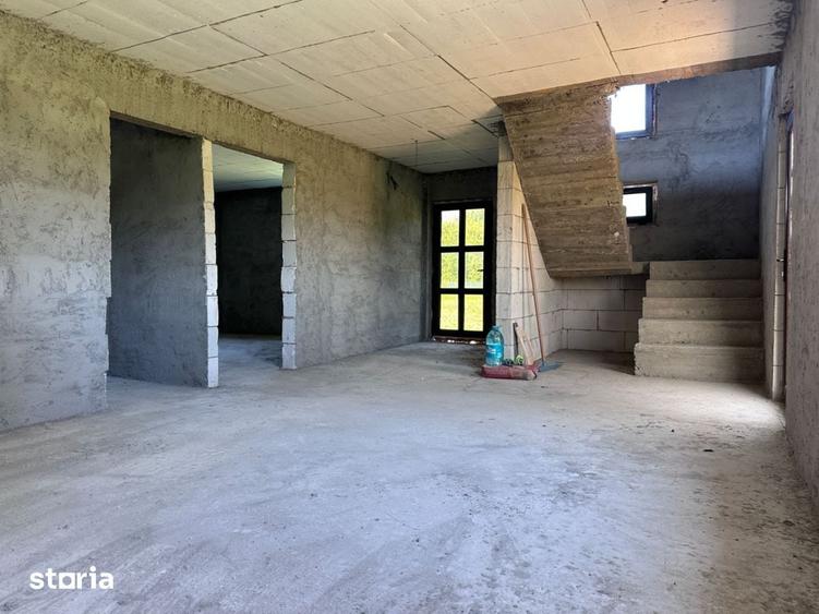Casă cu 4 camere cu Teren 396 Mp în Comișani
