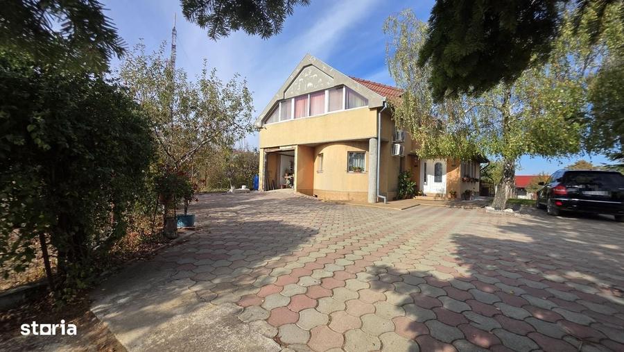 Casă cu 4 camere cu Teren 1170 Mp în Central