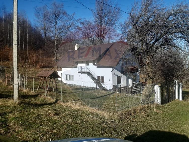Casă individuală cu 7 camere cu Teren 3580 Mp în Tohănița