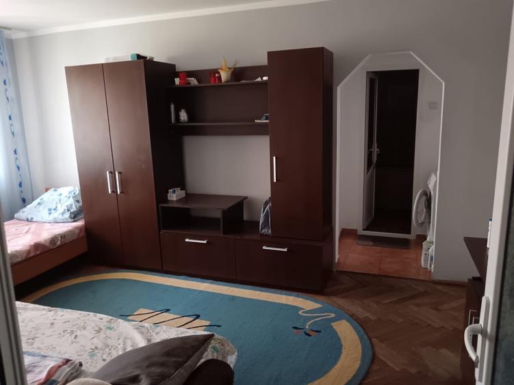 Apartament cu 3 camere semidecomandat în Central