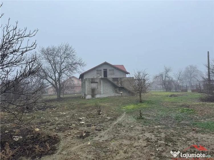 Casă cu 4 camere cu Teren 2000 Mp în Rădulești
