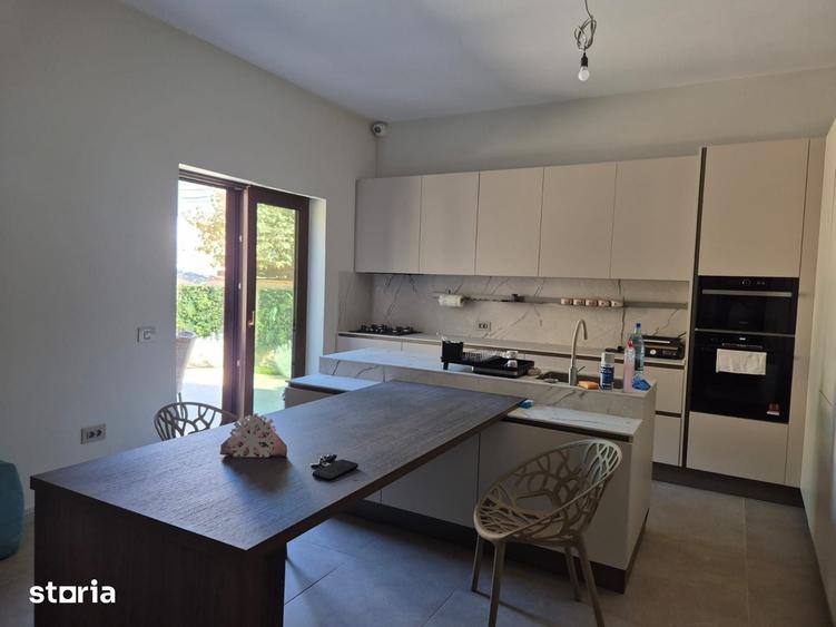 Casă cu 7 camere cu Teren 400 Mp în Central