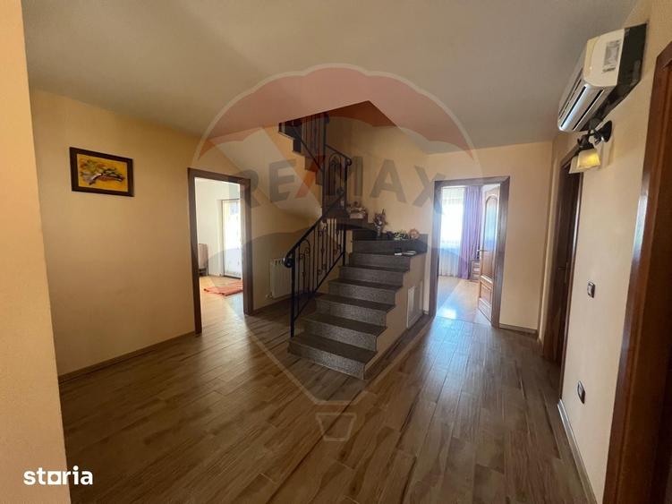 Casă cu 5 camere cu Teren 679 Mp în Central