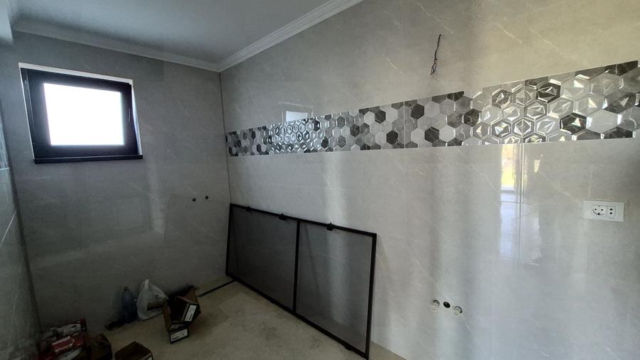 Casă cu 4 camere cu Canalizare în Est